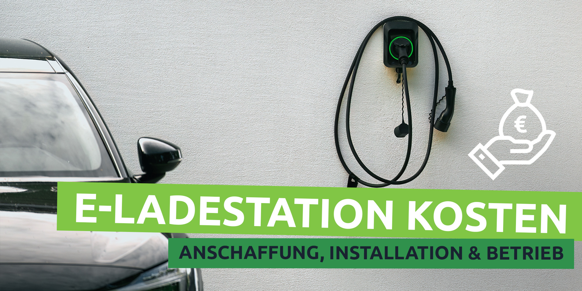 Eine Wallbox hängt an einer Hausaußenwand. Daneben steht ein Auto.